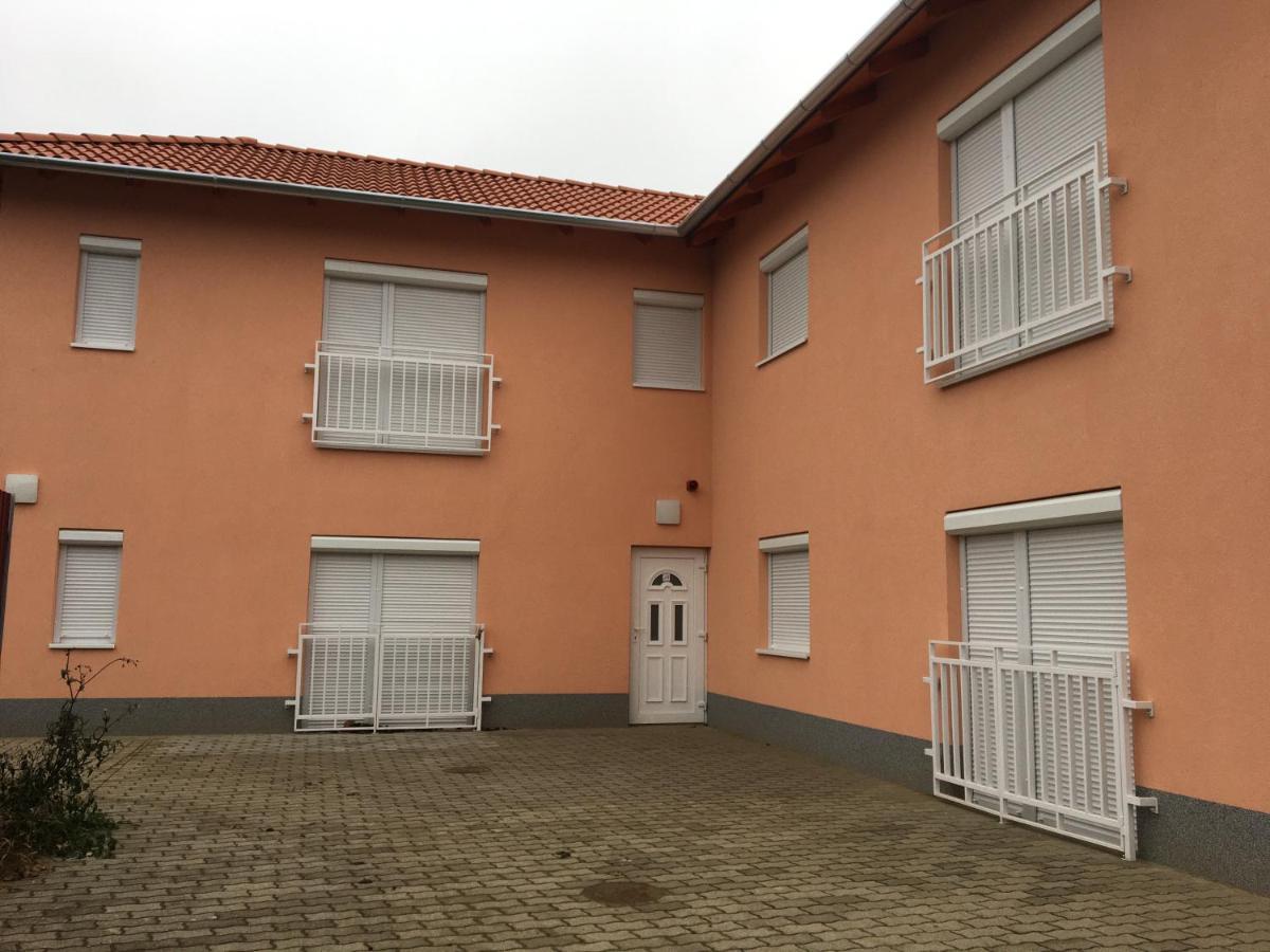 HajdúszoboszlóIzabella Panzio住宿加早餐旅馆 外观 照片